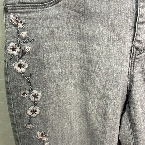 D. Jeans Embroidered Floral Jeans Gray Ankle Embroidery Cropped Boho Cottagecore - Picture 2 of 12